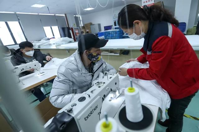 防護服緊缺？這家僅用了5天時間轉(zhuǎn)產(chǎn)防護服，日產(chǎn)量已達9000件