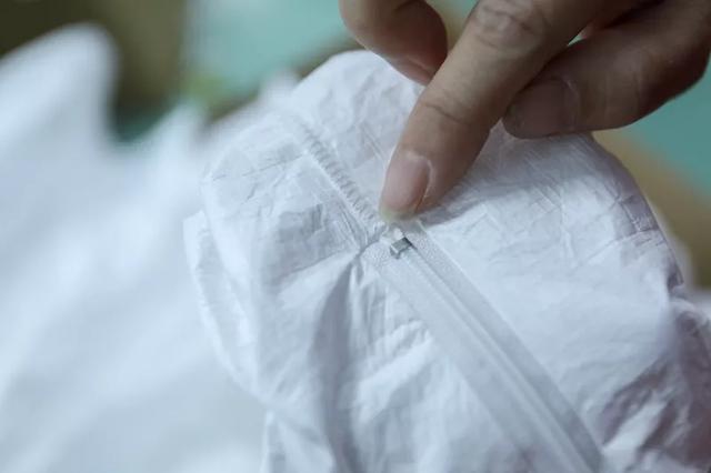 防護服緊缺？這家僅用了5天時間轉(zhuǎn)產(chǎn)防護服，日產(chǎn)量已達9000件