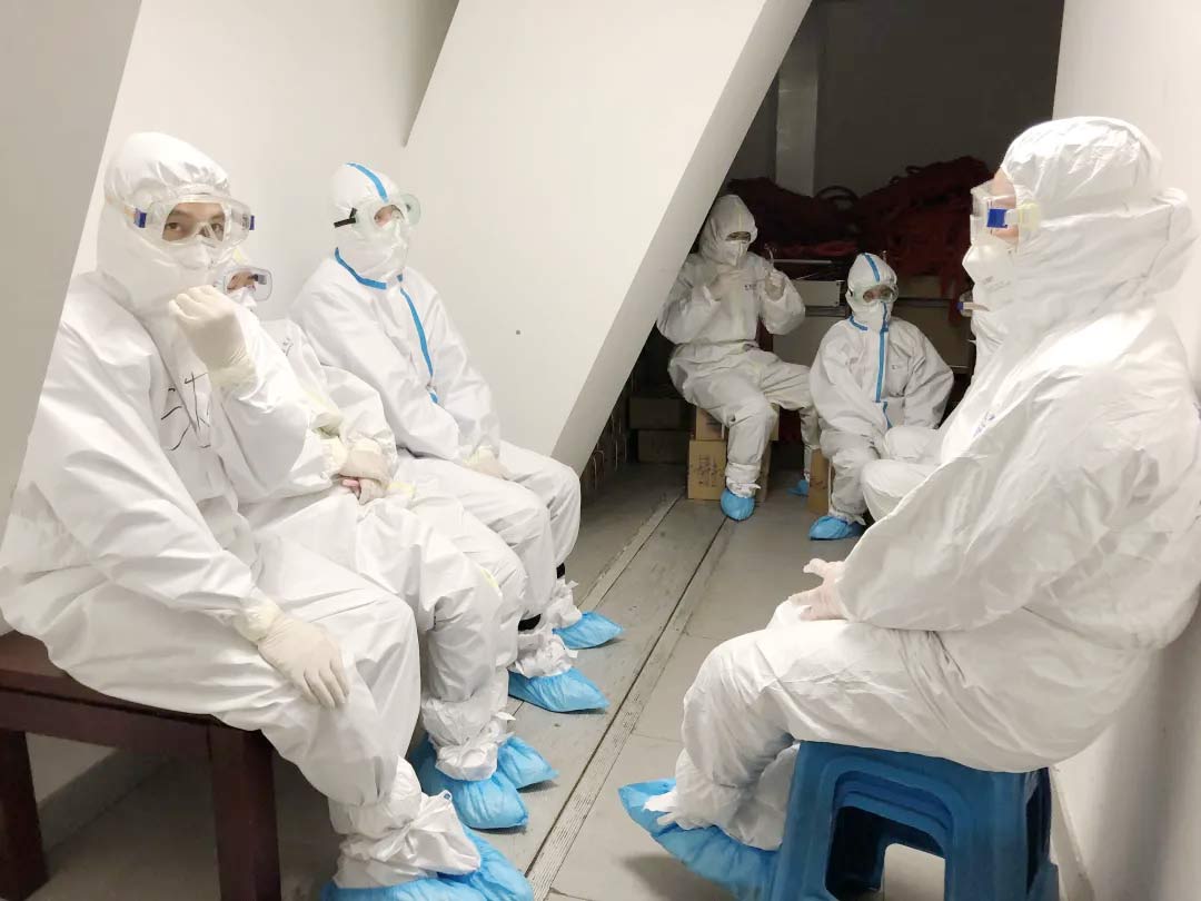 身穿誠(chéng)格防護(hù)服的&ldquo;守滬者&rdquo; 24小時(shí)奮戰(zhàn)在浦東國(guó)際機(jī)場(chǎng)口岸防疫一線