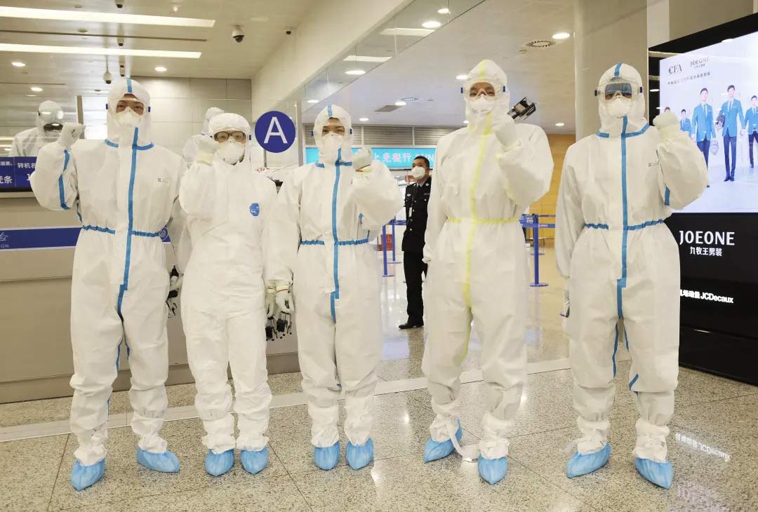 2.jpg身穿誠(chéng)格防護(hù)服的&ldquo;守滬者&rdquo; 24小時(shí)奮戰(zhàn)在浦東國(guó)際機(jī)場(chǎng)口岸防疫一線