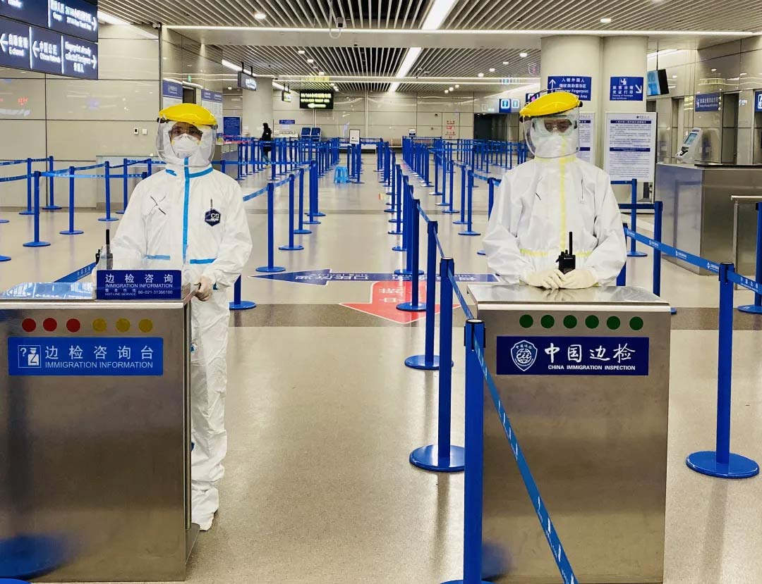 身穿誠(chéng)格防護(hù)服的&ldquo;守滬者&rdquo; 24小時(shí)奮戰(zhàn)在浦東國(guó)際機(jī)場(chǎng)口岸防疫一線