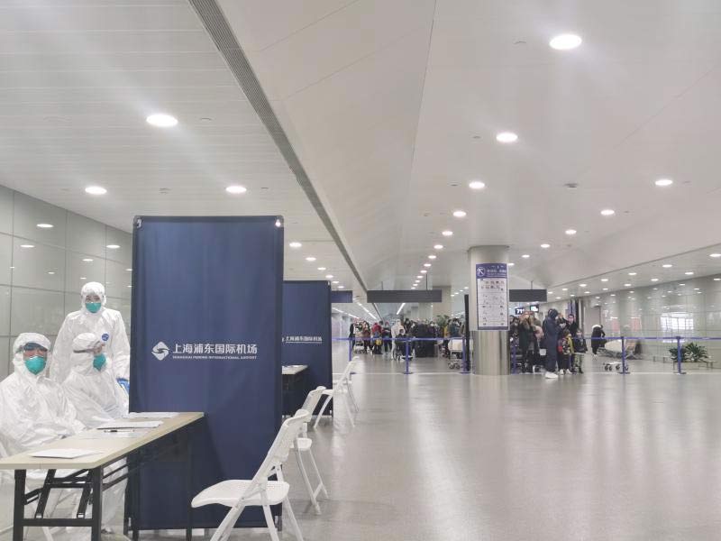 身穿誠(chéng)格防護(hù)服的&ldquo;守滬者&rdquo; 24小時(shí)奮戰(zhàn)在浦東國(guó)際機(jī)場(chǎng)口岸防疫一線