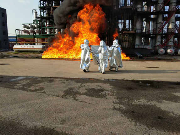 上海誠格超輕隔熱斗篷走進(jìn)消防救火演練實(shí)踐中