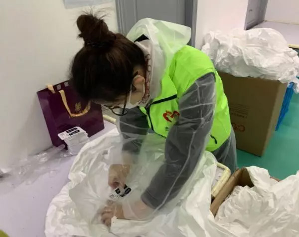 攜手戰(zhàn)&ldquo;疫&rdquo;，逆風(fēng)而上，上海志愿者助力抗疫防護(hù)服生產(chǎn)