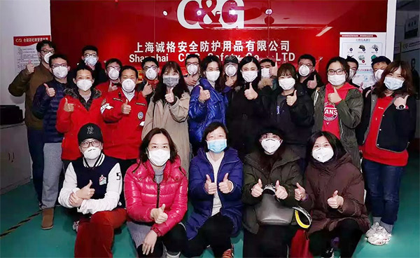 攜手戰(zhàn)&ldquo;疫&rdquo;，逆風(fēng)而上，上海志愿者助力抗疫防護(hù)服生產(chǎn)